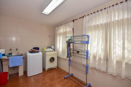 Casa à venda com 600m², 4 quartos e 10 vagas Casa à venda com 600m², 4 quartos e 10 vagasÁrea de Serviço