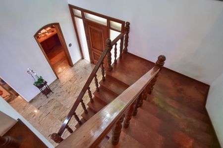 Casa à venda com 600m², 4 quartos e 10 vagas Casa à venda com 600m², 4 quartos e 10 vagasEscada