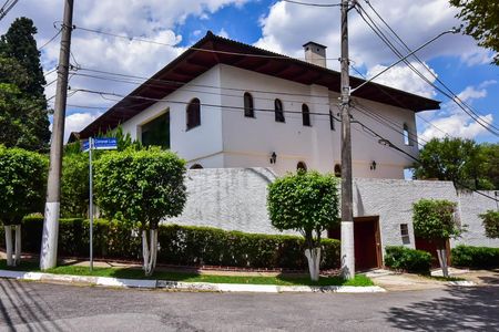 Casa à venda com 600m², 4 quartos e 10 vagas Casa à venda com 600m², 4 quartos e 10 vagasFachada
