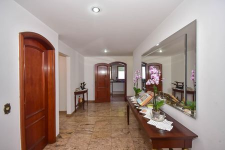 Casa à venda com 600m², 4 quartos e 10 vagas Casa à venda com 600m², 4 quartos e 10 vagasHall de Entrada