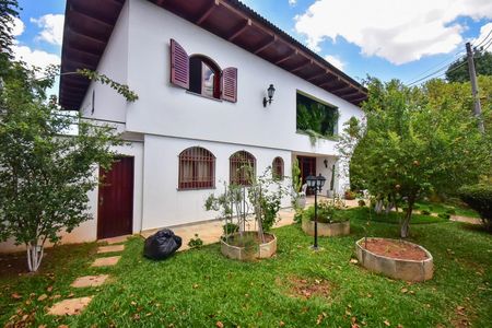 Casa à venda com 600m², 4 quartos e 10 vagas Casa à venda com 600m², 4 quartos e 10 vagasFachada