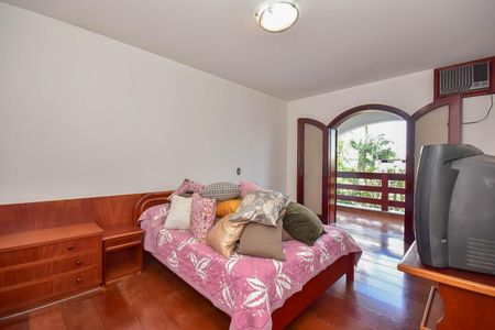 Casa à venda com 600m², 4 quartos e 10 vagas Casa à venda com 600m², 4 quartos e 10 vagasSuíte 2