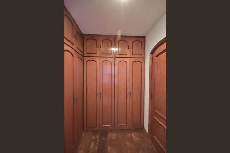 Casa à venda com 600m², 4 quartos e 10 vagas Casa à venda com 600m², 4 quartos e 10 vagasArmário da Suíte 2