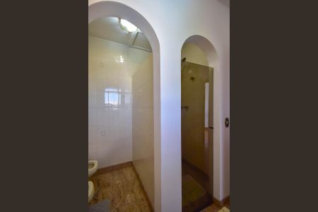 Casa à venda com 600m², 4 quartos e 10 vagas Casa à venda com 600m², 4 quartos e 10 vagasBanheiro Suíte 2