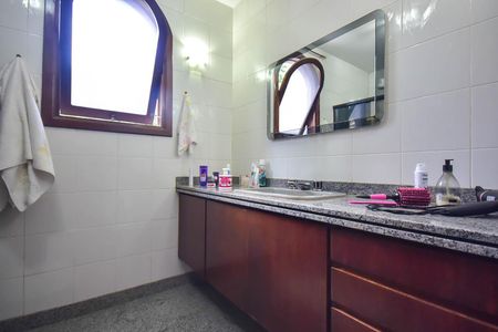 Casa à venda com 600m², 4 quartos e 10 vagas Casa à venda com 600m², 4 quartos e 10 vagasBanheiro Suíte 1