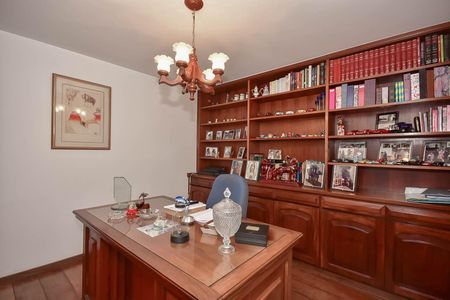 Casa à venda com 600m², 4 quartos e 10 vagas Casa à venda com 600m², 4 quartos e 10 vagasEscritório