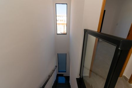 Casa de condomínio à venda com 84m², 2 quartos e 1 vagaEscada