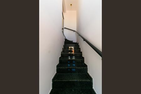 Casa de condomínio à venda com 84m², 2 quartos e 1 vagaEscada