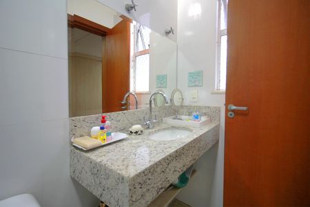 Casa à venda com 400m², 5 quartos e 4 vagasBanheiro da Suíte 2