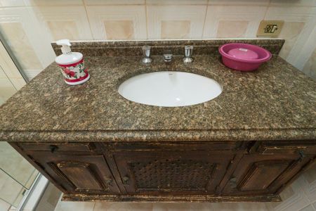 Casa à venda com 220m², 3 quartos e 2 vagasBanheiro da Suíte