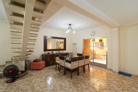 Casa à venda com 220m², 3 quartos e 2 vagasSala