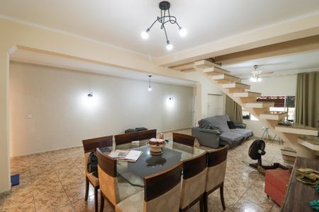 Casa à venda com 220m², 3 quartos e 2 vagasSala