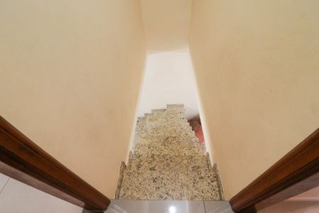 Casa à venda com 220m², 3 quartos e 2 vagasEscada