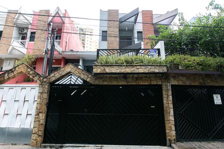 Casa à venda com 154m², 3 quartos e 4 vagas Casa à venda com 154m², 3 quartos e 4 vagasFachada e Placa