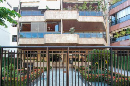 Apartamento à venda com 156m², 3 quartos e 3 vagasFachada