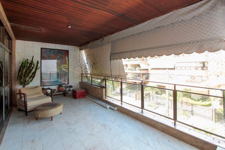 Apartamento à venda com 156m², 3 quartos e 3 vagasVaranda