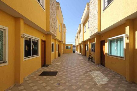 Casa de condomínio à venda com 76m², 2 quartos e 1 vagaFachada