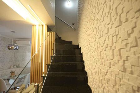 Casa de condomínio à venda com 76m², 2 quartos e 1 vagaEscada