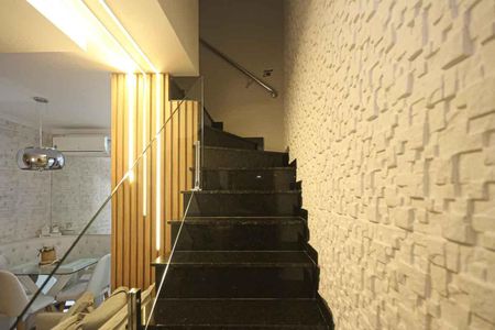 Casa de condomínio à venda com 76m², 2 quartos e 1 vagaEscada