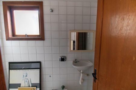 Casa de condomínio à venda com 212m², 3 quartos e 2 vagasBanheiro de serviço