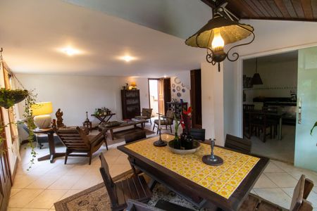 Casa de condomínio à venda com 212m², 3 quartos e 2 vagasSala