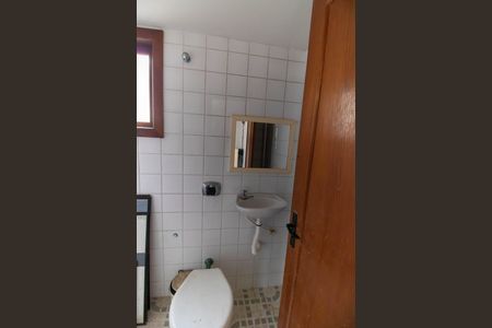 Casa de condomínio à venda com 212m², 3 quartos e 2 vagasBanheiro de serviço