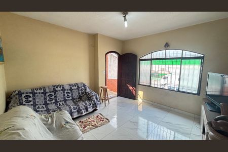 Casa à venda com 102m², 2 quartos e 2 vagasSala