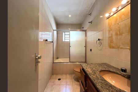 Casa à venda com 144m², 3 quartos e 2 vagas Casa à venda com 144m², 3 quartos e 2 vagasBanheiro Corredor