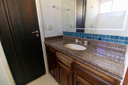 Casa de condomínio à venda com 320m², 5 quartos e 3 vagasBanheiro da Suíte 1