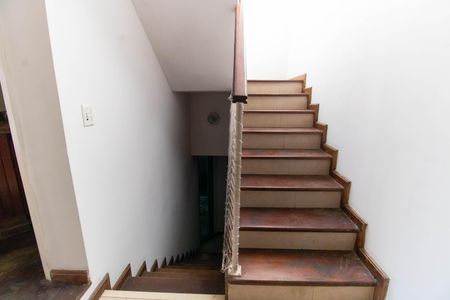 Casa de condomínio à venda com 320m², 5 quartos e 3 vagasEscada