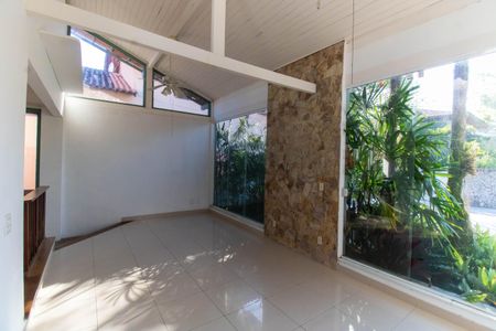 Casa de condomínio à venda com 320m², 5 quartos e 3 vagasSala