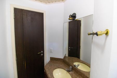 Casa de condomínio à venda com 320m², 5 quartos e 3 vagasLavabo