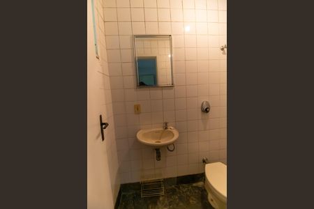 Casa de condomínio à venda com 320m², 5 quartos e 3 vagasBanheiro de serviço