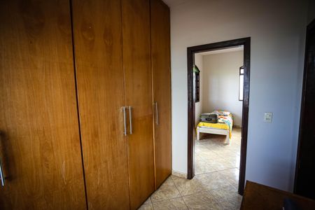 Casa à venda com 243m², 4 quartos e 5 vagas Casa à venda com 243m², 4 quartos e 5 vagasQuarto 3