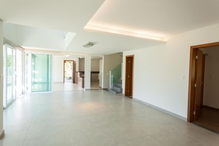 Casa de condomínio à venda com 329m², 4 quartos e 5 vagasSala