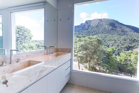 Casa de condomínio à venda com 329m², 4 quartos e 5 vagasBanheiro Suíte master