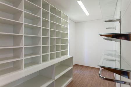 Casa de condomínio à venda com 329m², 4 quartos e 5 vagasCloset da suíte master