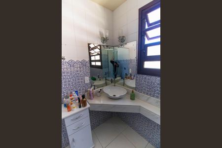 Casa de condomínio à venda com 310m², 4 quartos e 3 vagas Casa de condomínio à venda com 310m², 4 quartos e 3 vagasBanheiro da Suíte 1