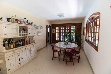 Casa de condomínio à venda com 310m², 4 quartos e 3 vagas Casa de condomínio à venda com 310m², 4 quartos e 3 vagasSala