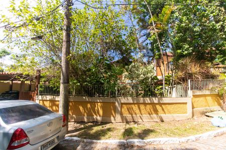 Casa de condomínio à venda com 310m², 4 quartos e 3 vagas Casa de condomínio à venda com 310m², 4 quartos e 3 vagasFachada