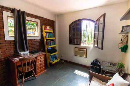 Casa de condomínio à venda com 310m², 4 quartos e 3 vagas Casa de condomínio à venda com 310m², 4 quartos e 3 vagasQuarto 1