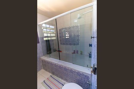 Casa de condomínio à venda com 310m², 4 quartos e 3 vagas Casa de condomínio à venda com 310m², 4 quartos e 3 vagasBanheiro da Suíte 1