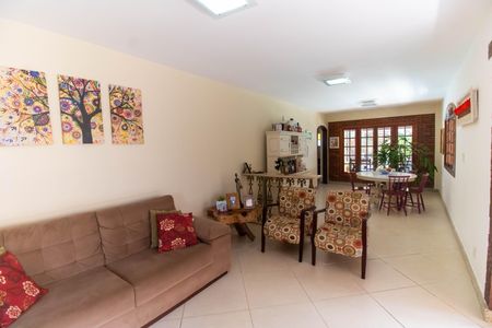 Casa de condomínio à venda com 310m², 4 quartos e 3 vagas Casa de condomínio à venda com 310m², 4 quartos e 3 vagasSala