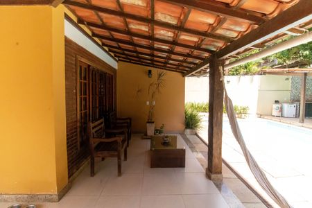 Casa de condomínio à venda com 310m², 4 quartos e 3 vagas Casa de condomínio à venda com 310m², 4 quartos e 3 vagasÁrea externa