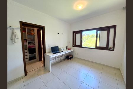 Casa de condomínio à venda com 460m², 4 quartos e 4 vagasSuíte 2