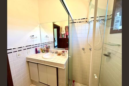 Casa de condomínio à venda com 460m², 4 quartos e 4 vagasBanheiro da Suíte 2