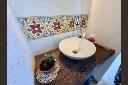 Casa de condomínio à venda com 460m², 4 quartos e 4 vagasBanheiro Externo