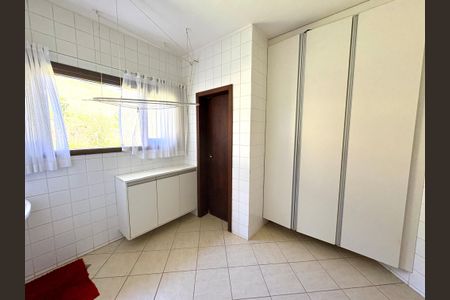 Casa de condomínio à venda com 460m², 4 quartos e 4 vagasÁrea de Serviço
