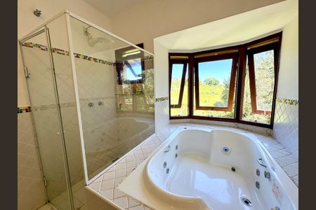 Casa de condomínio à venda com 460m², 4 quartos e 4 vagasBanheiro da Suíte Master