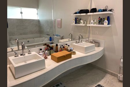 Casa de condomínio à venda com 560m², 4 quartos e 4 vagas